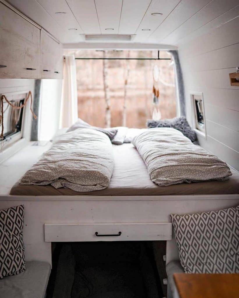 fixed bed camper bed end