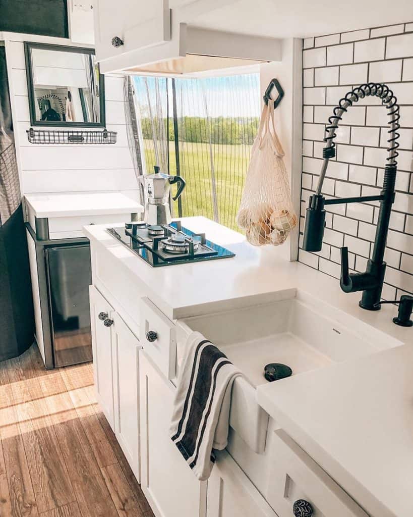 white van kitchen backsplash